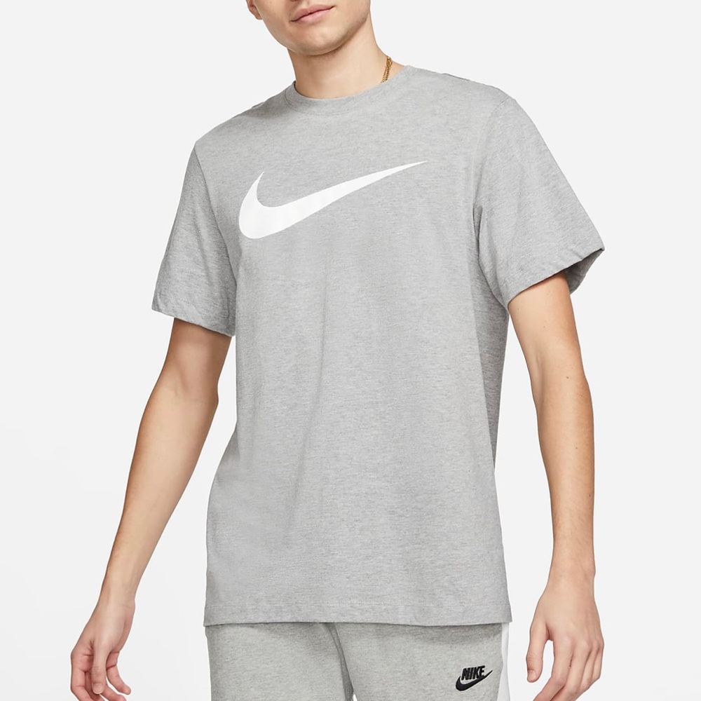 Men's T-Shirt
Nike Sportswear Swoosh